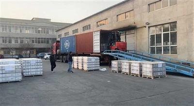 Malları konteynerlere yükleyin ve gönder